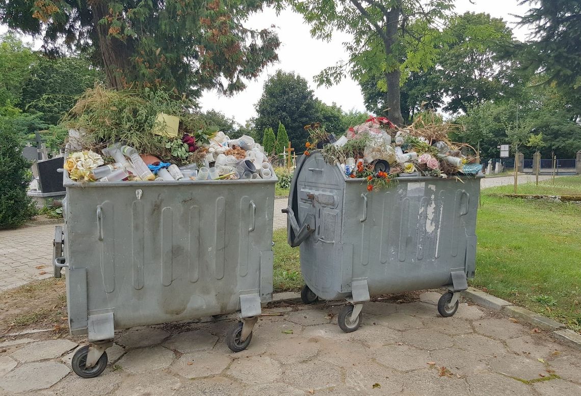 Przepełnione pojemniki na śmieci na cedyńskim cmentarzu