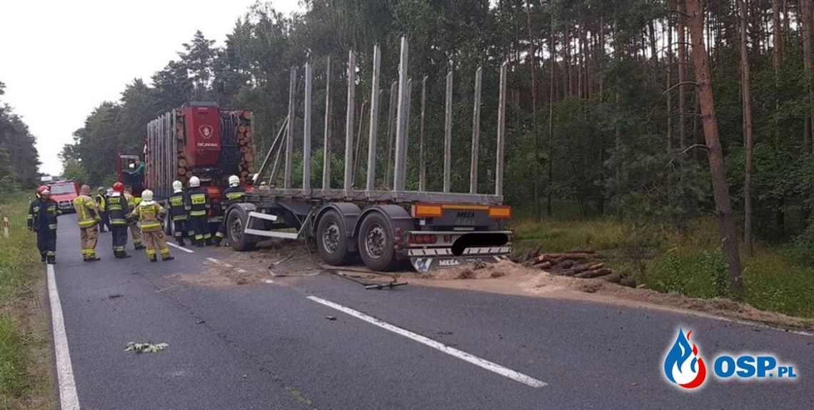 Przyczepa z drewnem przewróciła się do rowu