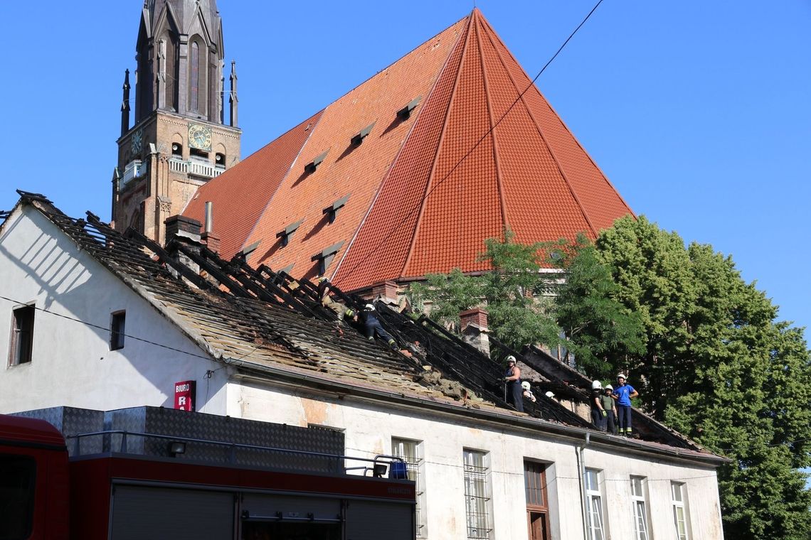 Rozbierają spalony dach. Ulica jest nieprzejezdna [FOTO, WIDEO]