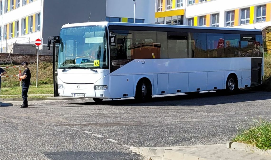 Rozpędzony uderzył w szkolny autokar. Nie zdążył wyhamować