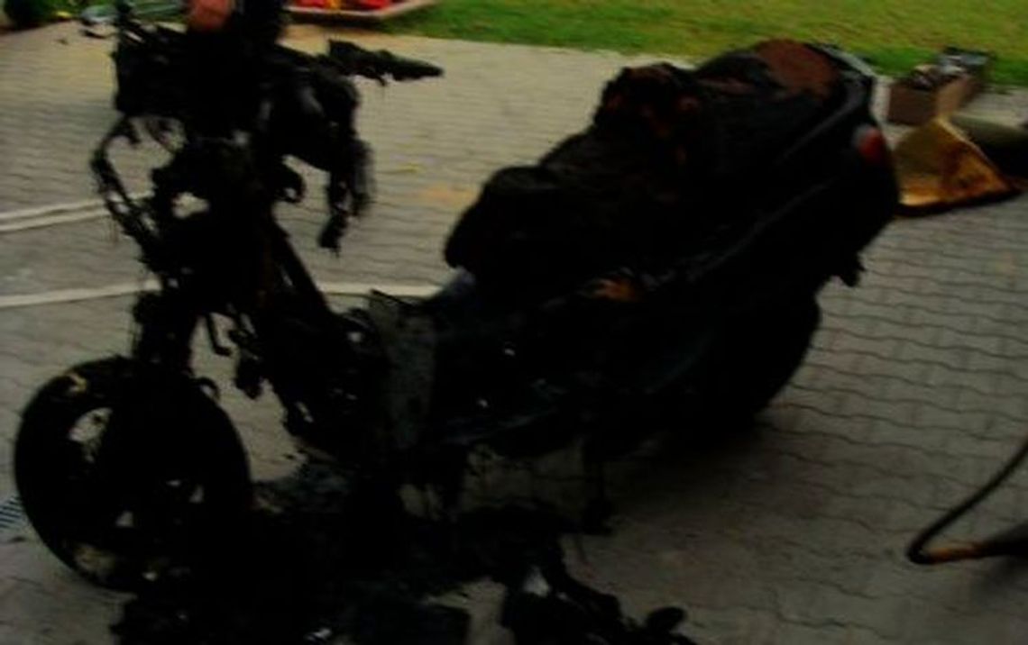 Skuter płonął na skwerze w centrum