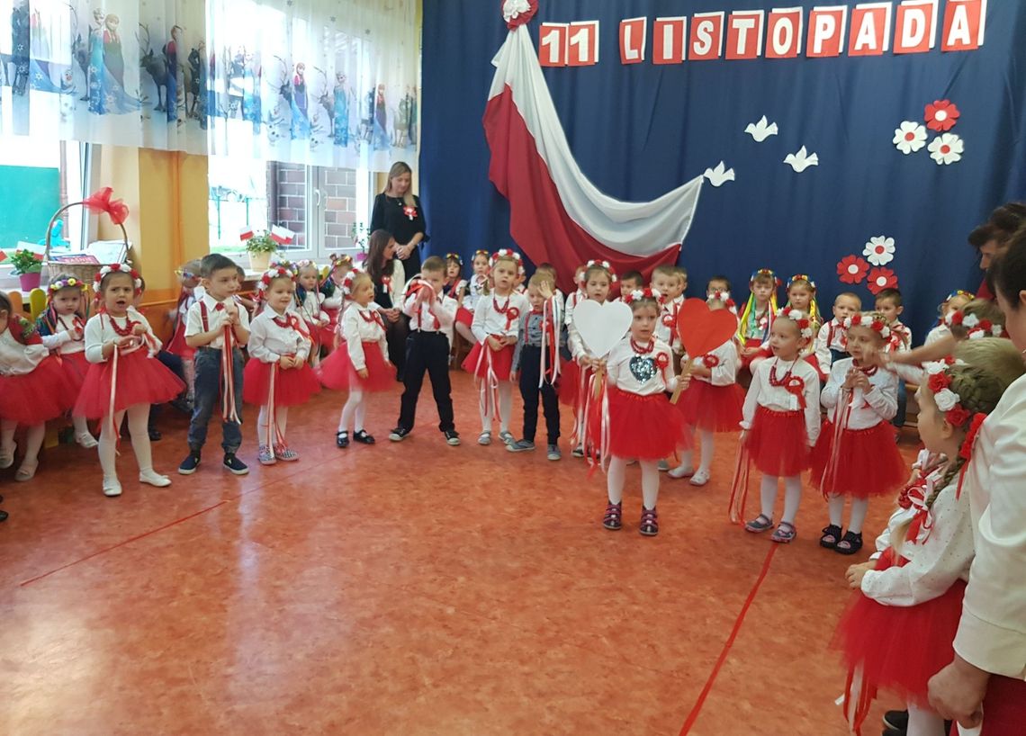 Śpiewem i tańcem przedszkolaki uczciły Narodowe Święto Niepodległości [FOTO, WIDEO]