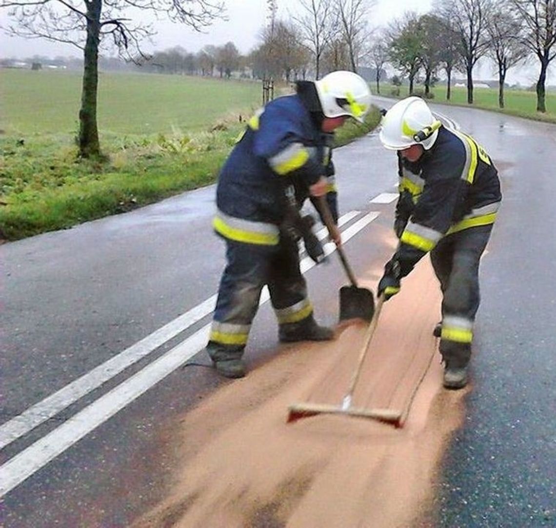 Strażacy usuwali plamę oleju na drodze