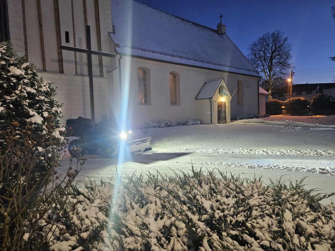 Strażacy w walce z zaśnieżonymi drogami. OSP na posterunku od rana