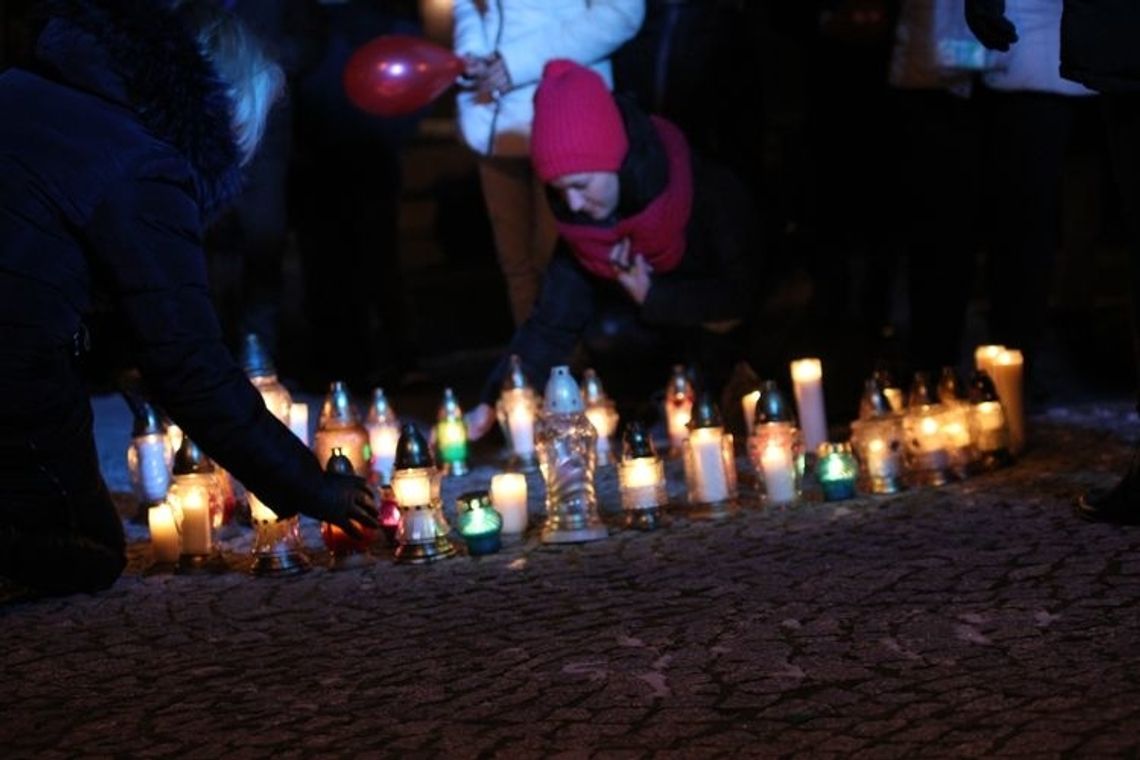 "Światełko dla Pawła przeciw agresji i nienawiści". Oddało hołd zamordowanemu prezydentowi Gdańska i podziękowali Jurkowi za to że wrócił [FOTO, VIDEO]