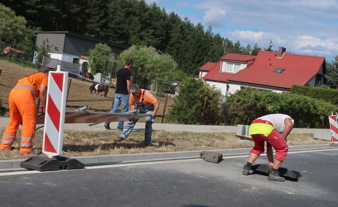 Teraz wzięli się za krawężniki. Uwaga kierowcy! Teraz wzięli się za krawężniki. Uwaga kierowcy!