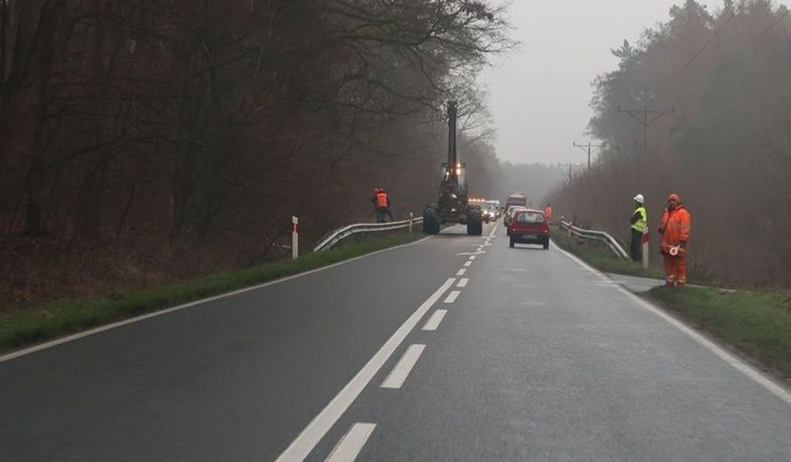 Tną drzewa przy drodze. Kierowcy muszą uważać