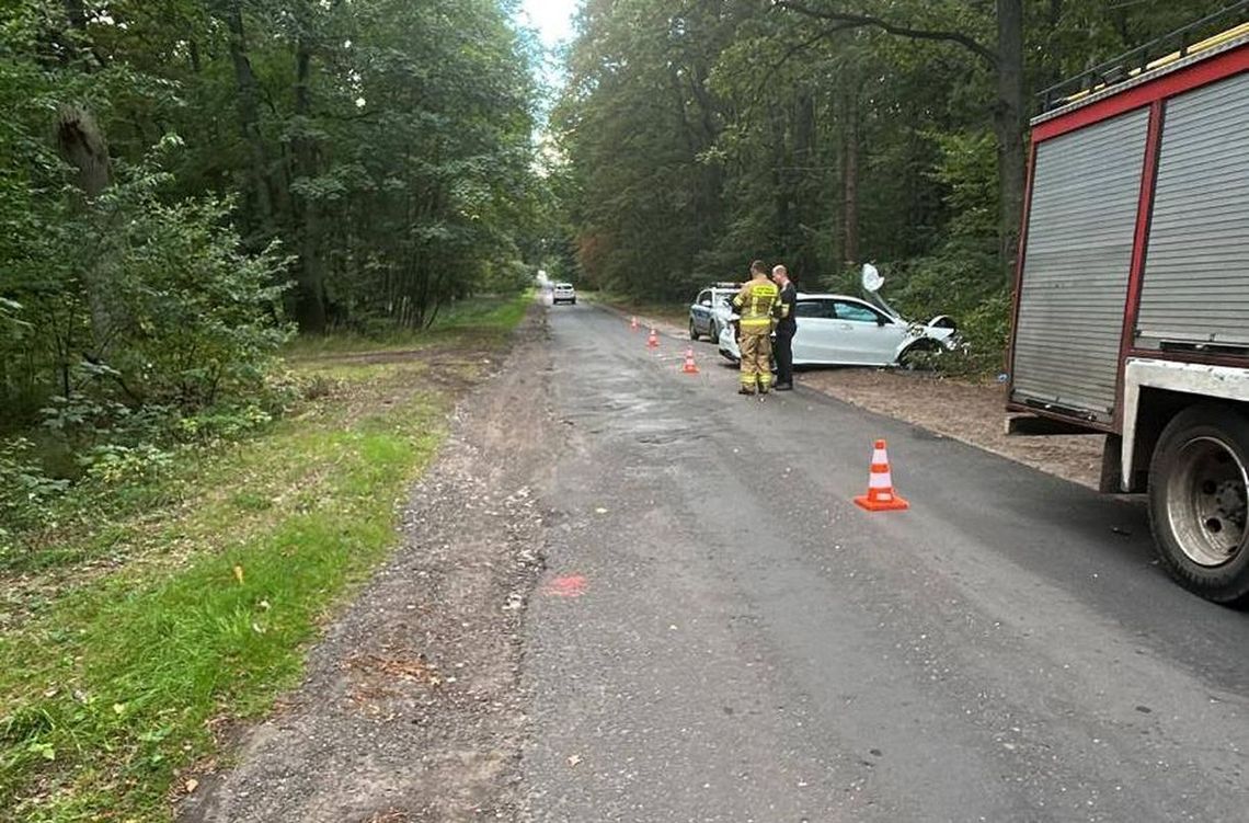 Wypadek na zdradliwej trasie: kierowca mercedesa uderzył w drzewo. Nie jechał sam