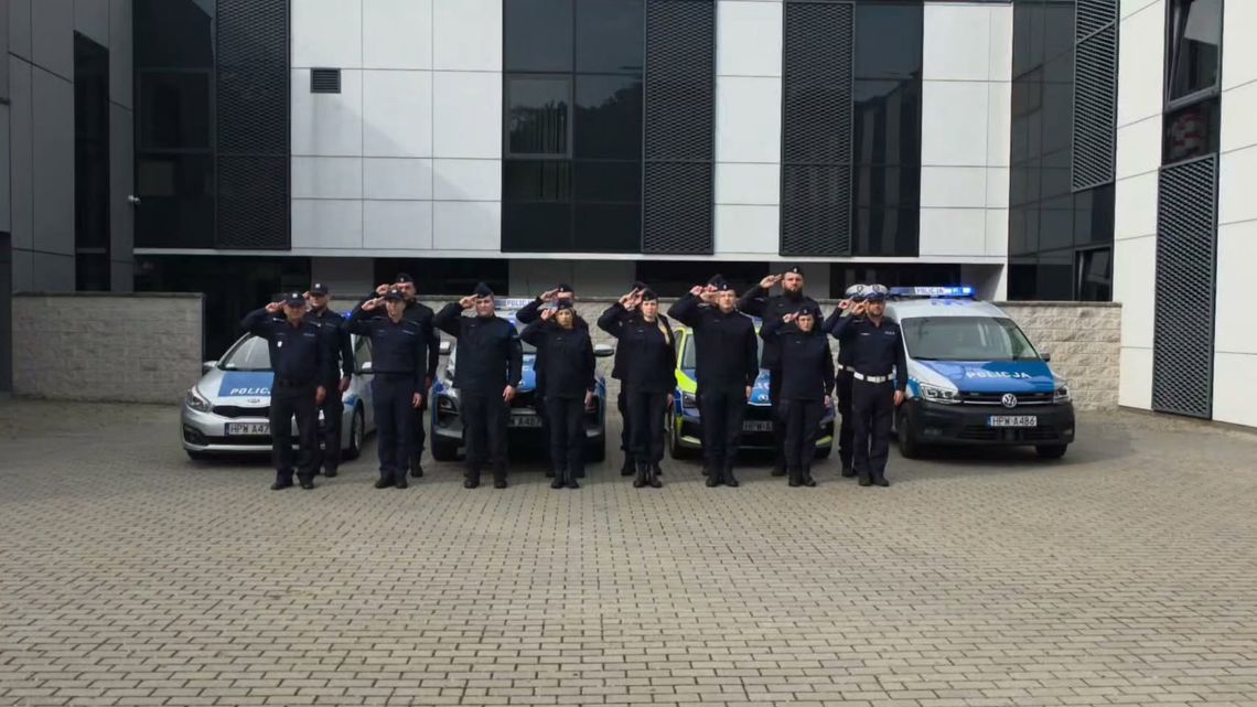 Uczczenie pamięci poległego policjanta przez funkcjonariuszy Komendy Powiatowej Policji w Gryfinie Uczczenie pamięci poległego policjanta przez funkcjonariuszy Komendy Powiatowej Policji w Gryfinie