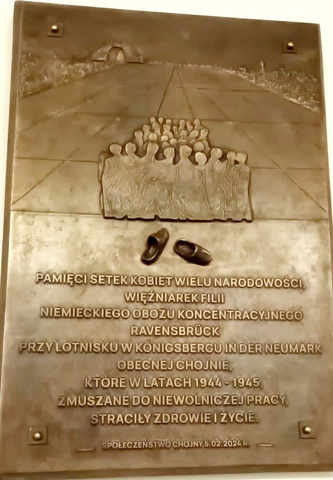 Zawisła tablica pamięci kobiet z obozu pracy w Königsberg Neumark