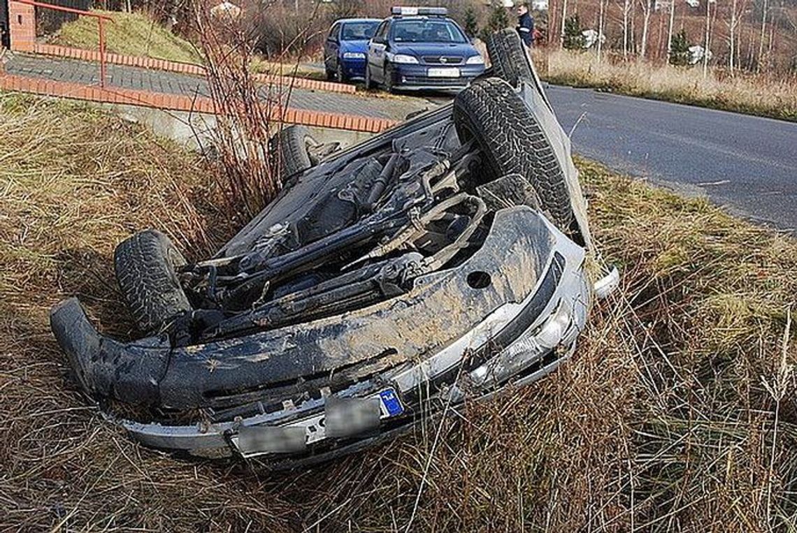 Volkswagen dachował. Pasażerka ranna