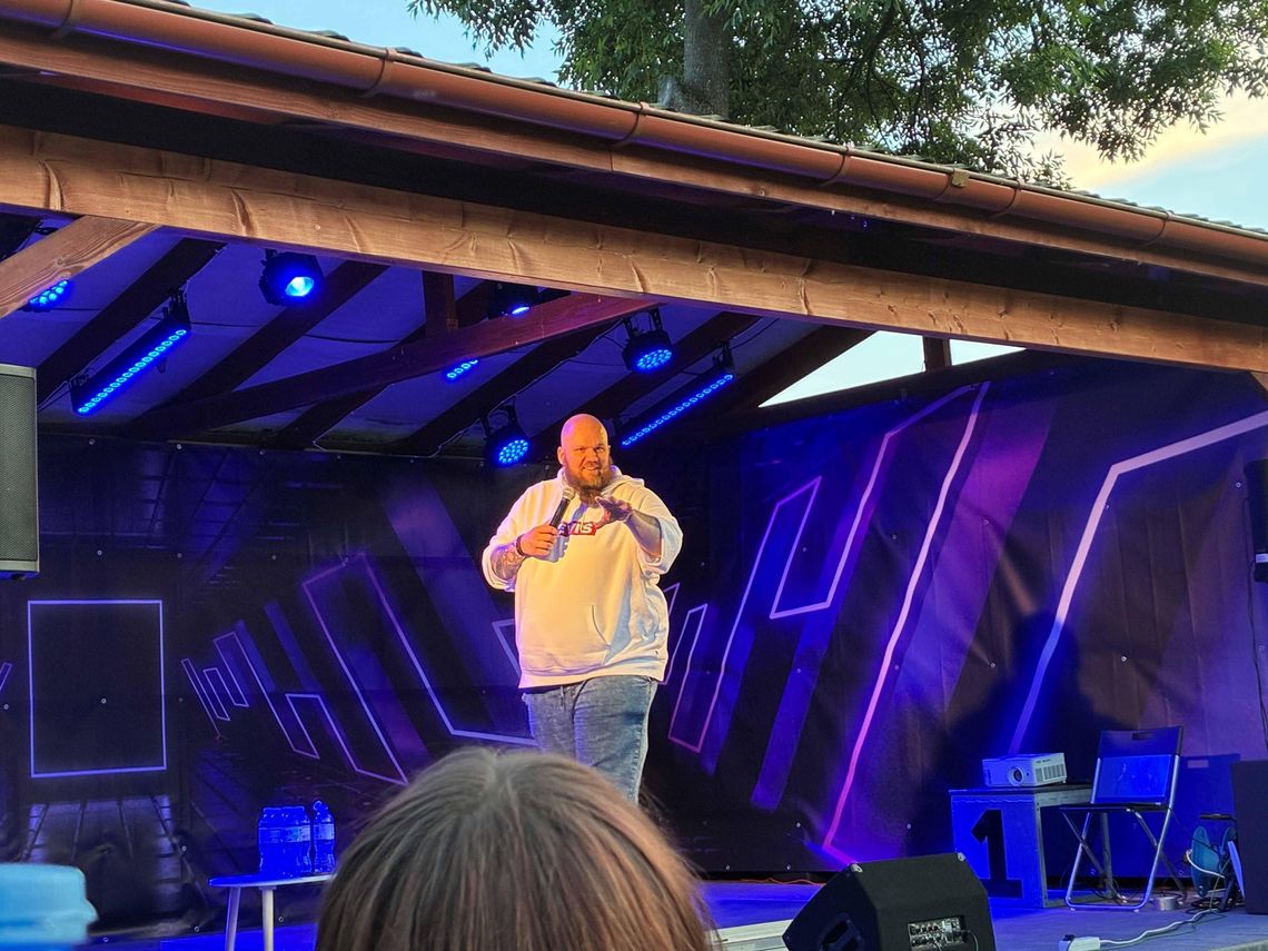 Wieczór pełen śmiechu w Moryniu: występ stand-up Damiana "Vikinga" [FOTO]