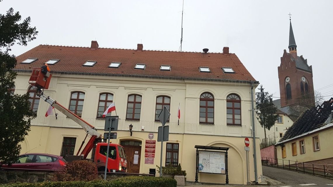 Wieszają świąteczne lampki Wieszają świąteczne lampki