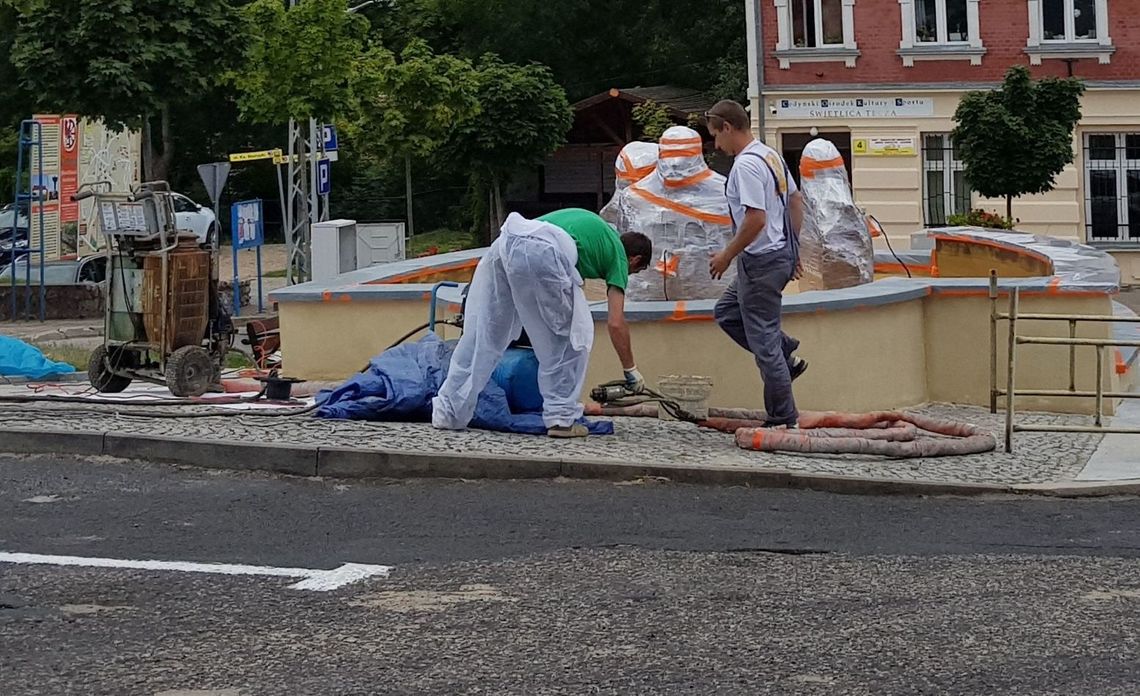 Wojowie w foliowych płaszczykach