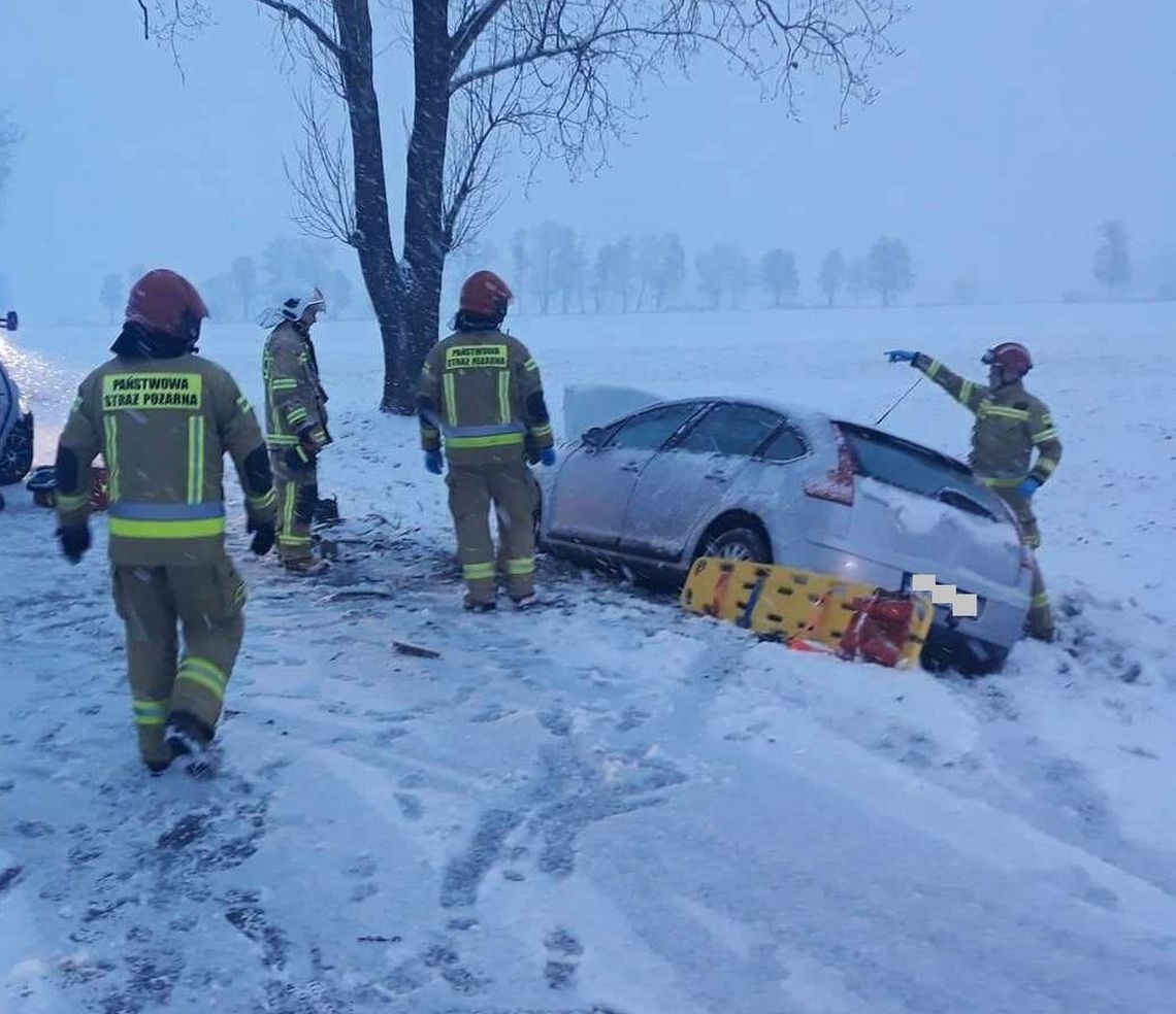 Wypadek na ośnieżonej drodze. Kierującą przetransportowano do szpitala