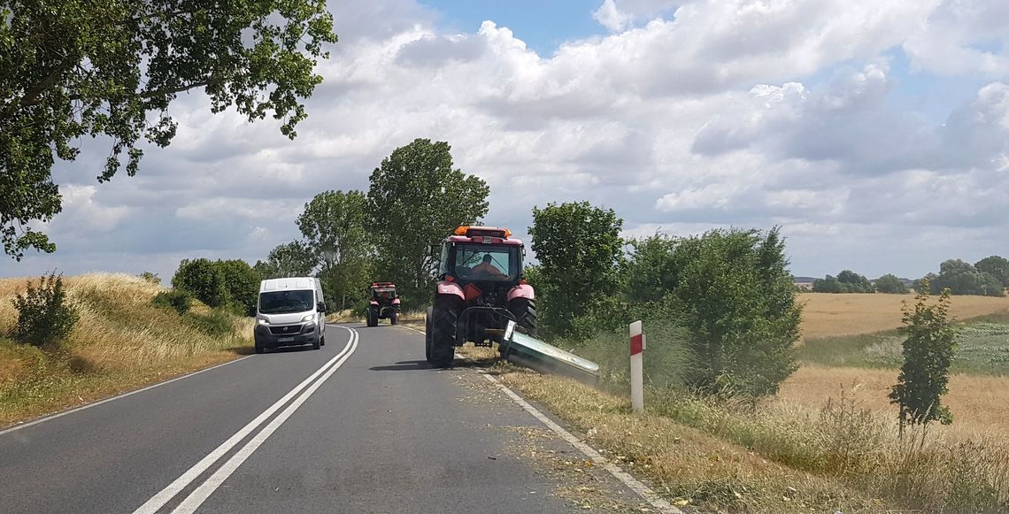 Wykaszają pobocza. Kierowcy, zachowajcie szczególną ostrożność! Wykaszają pobocza. Kierowcy, zachowajcie szczególną ostrożność!