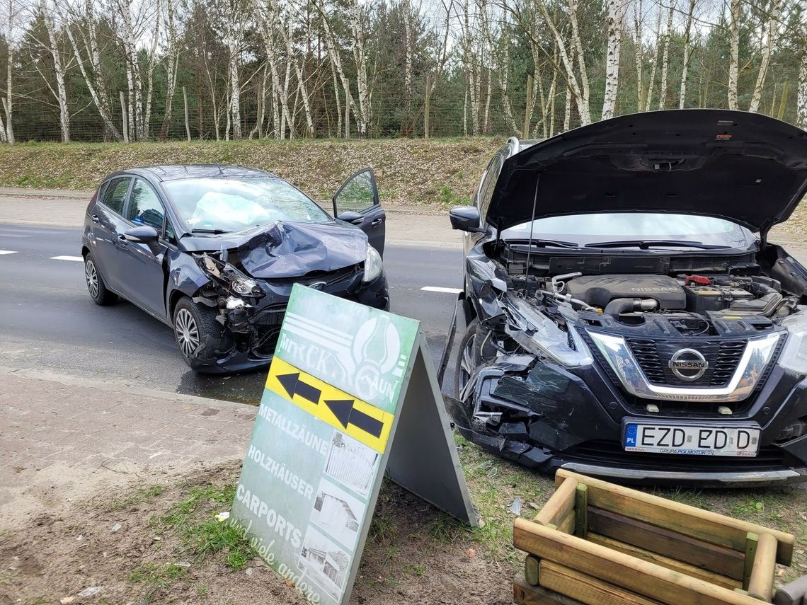 Wypadek w Osinowie Dolnym. Zderzyły się dwa samochody [ZDJĘCIA]