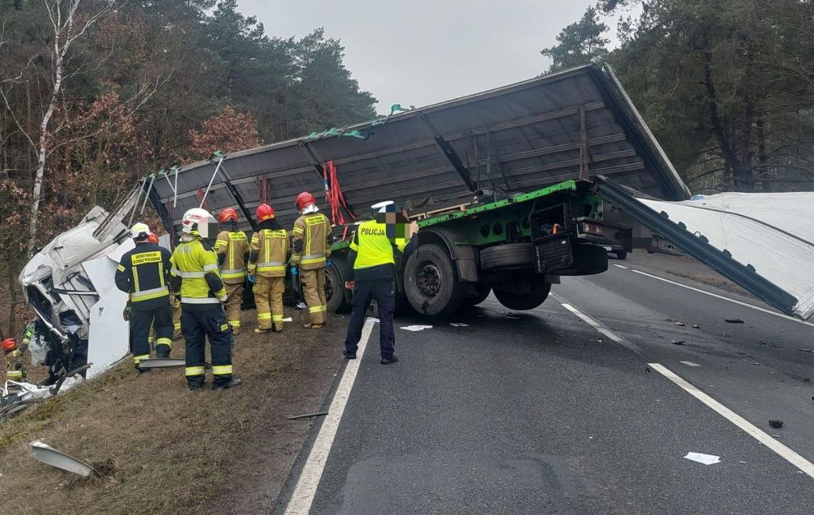 Wypadek ciężarówki na granicy gmin. Kierowca ranny po zderzeniu z drzewem