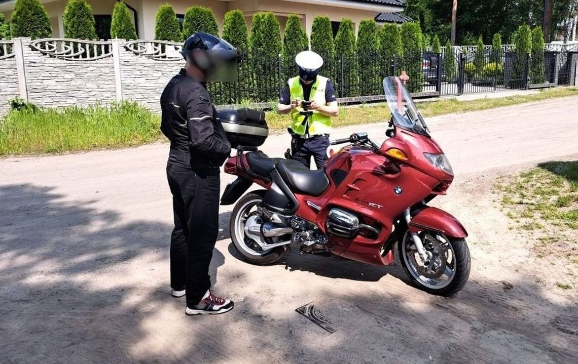 Zaliczył dwie wpadki naraz. Myślał, że nie zatrzymają motocykla