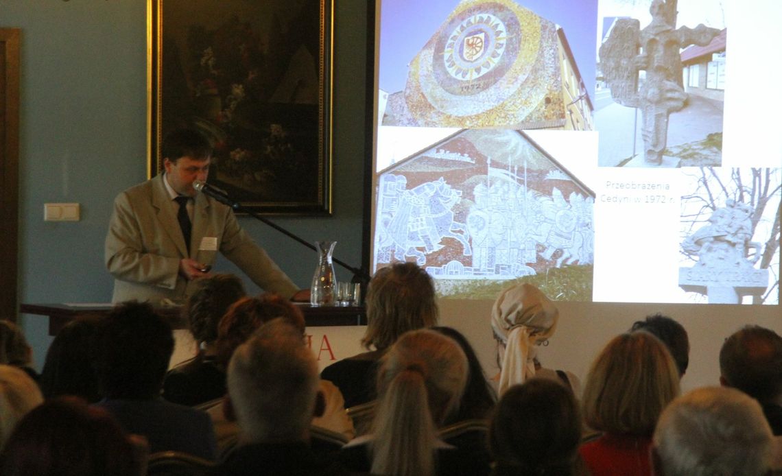 Zamiast konferencji historycznej, polityczna debata