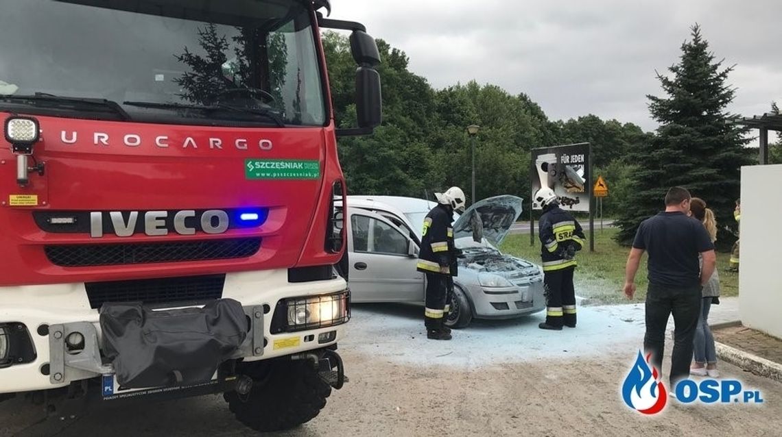 Zapalił się samochód przy stacji paliw