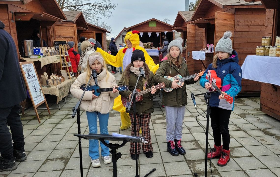 Zapraszali klientów na zakupy, śpiewając na targu 