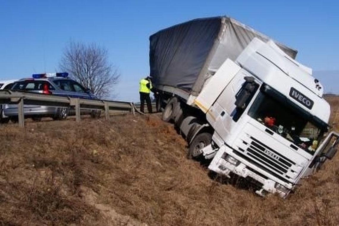 Zasnął za kierownicą i wpadł do rowu Zasnął za kierownicą i wpadł do rowu