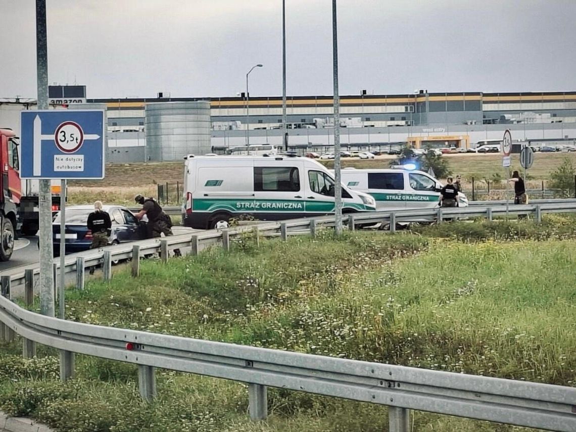 Zatrzymano grupę cudzoziemców próbujących nielegalnie przekroczyć granicę Polski Zatrzymano grupę cudzoziemców próbujących nielegalnie przekroczyć granicę Polski
