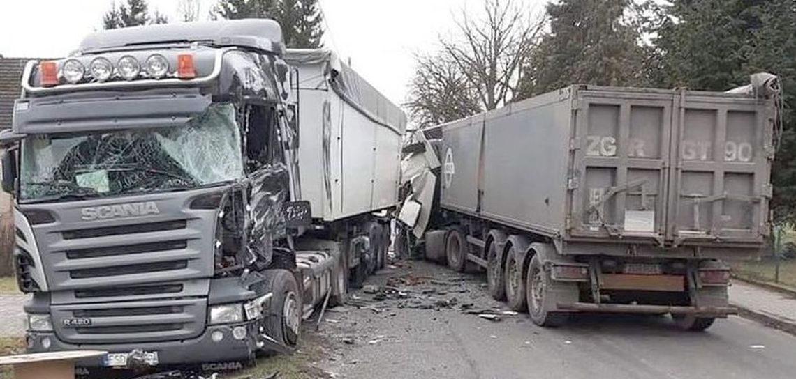 Zderzenie ciężarówek. Kierowca zakleszczony w aucie [FOTO]