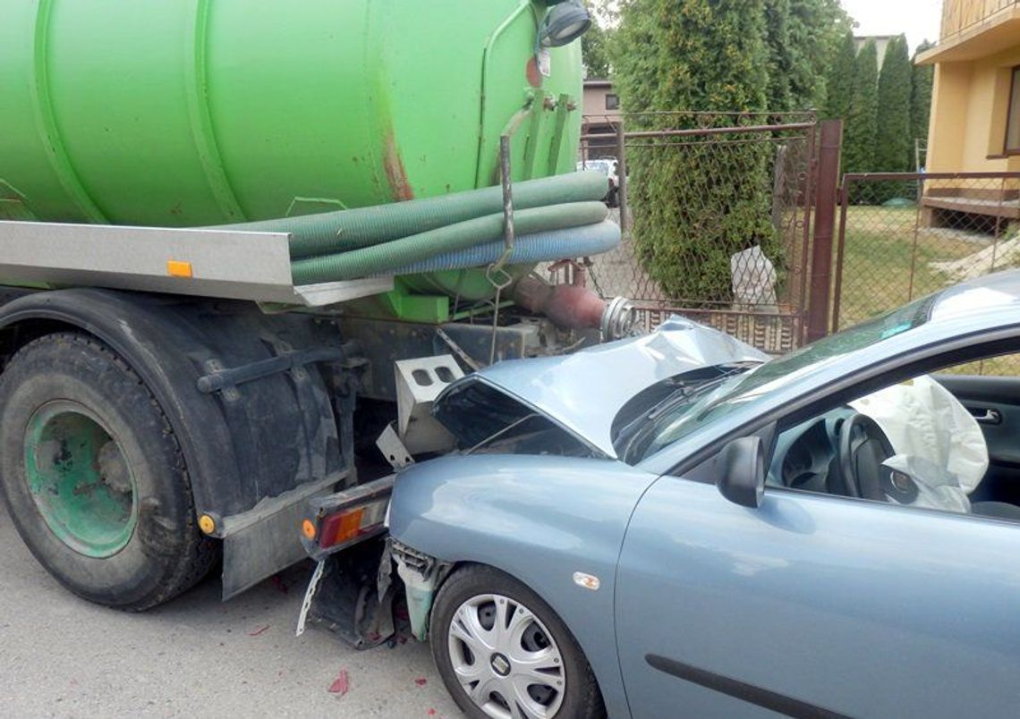 Zderzyli się koło oczyszczalni. Jeden z kierowców nagle się oddalił