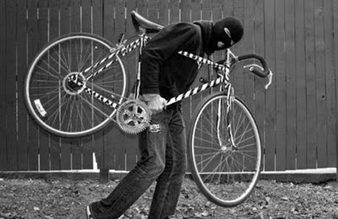 Złodziej ukradł rower, który stał na widoku