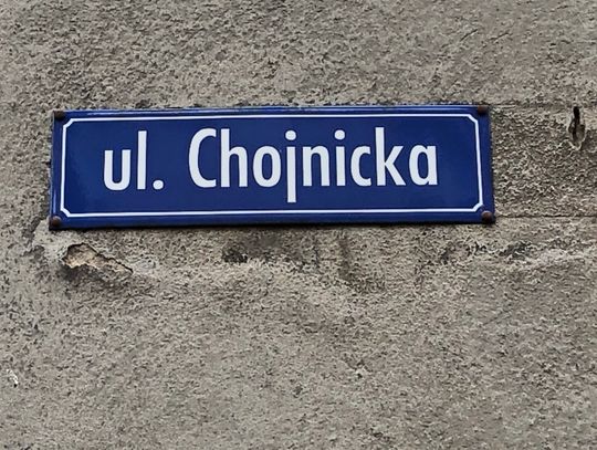 Tablica z nazwą ulicy Chojnickiej w Trzcińsku Zdroju.