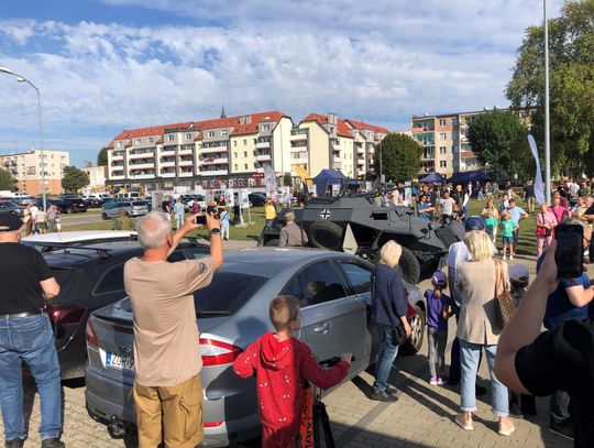 Piknik historyczny w Gryfinie: “W locie szumią spadochrony” [VIDEO, FOTO]