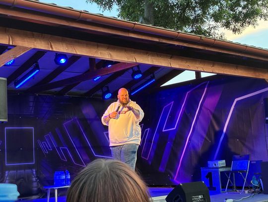 Wieczór pełen śmiechu w Moryniu: występ stand-up Damiana "Vikinga" [FOTO]